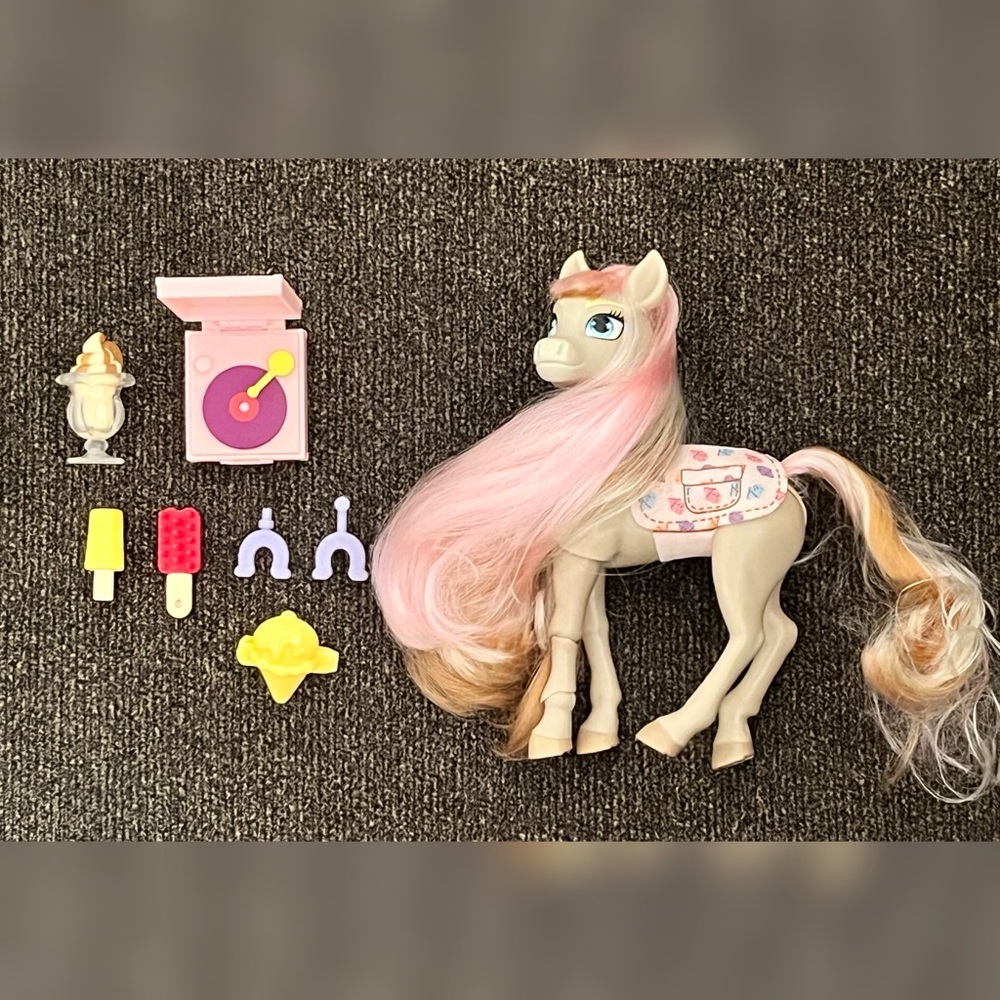 Wild Manes Sundae's Ice Cream Social Articulated Horse Doll Small Toy
